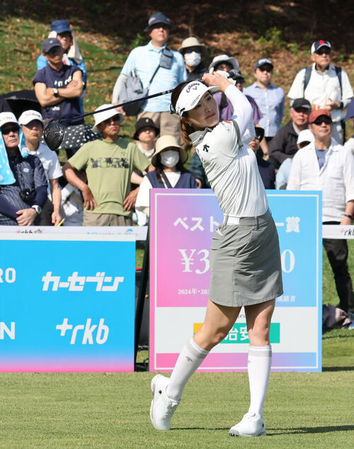 1番、ティーショットを放つ青木香奈子（撮影・梅根麻紀）