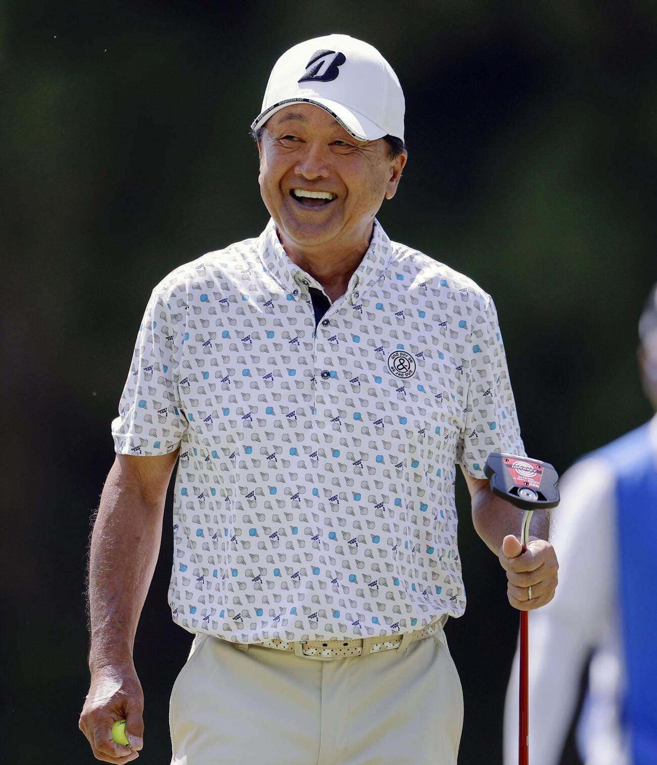 第1日、8番でバーディーを奪い笑顔の倉本昌弘。3オーバーで66位＝茨木CC（共同）