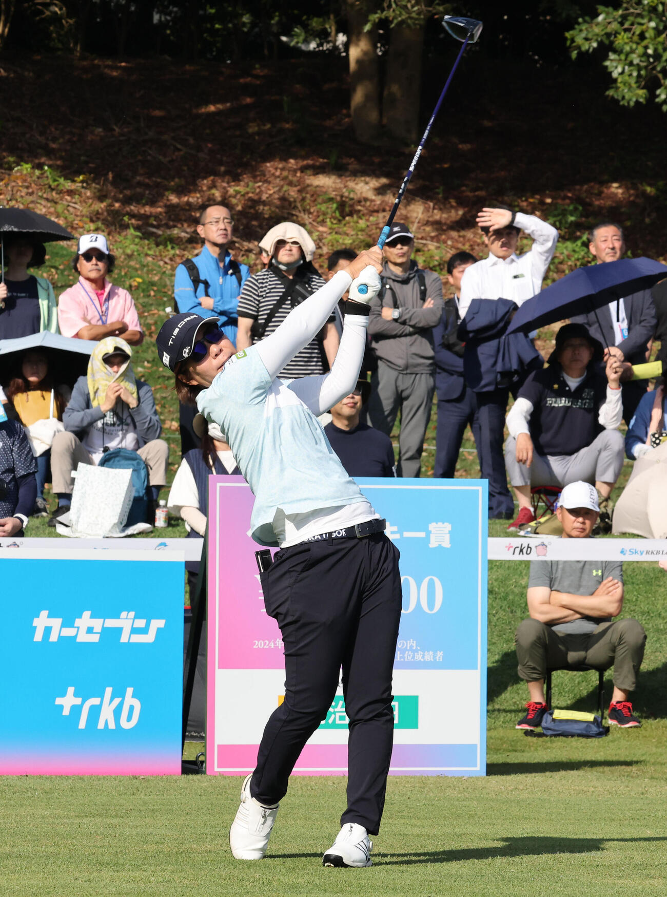 1番ホール　ティーショット放つ穴井詩（撮影・梅根麻紀）