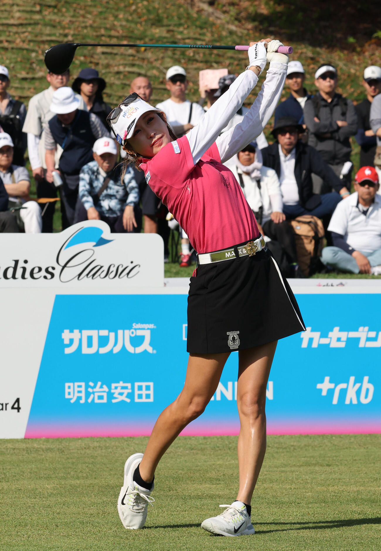 1番　ティーショットを放つ金田久美子（撮影・梅根麻紀）