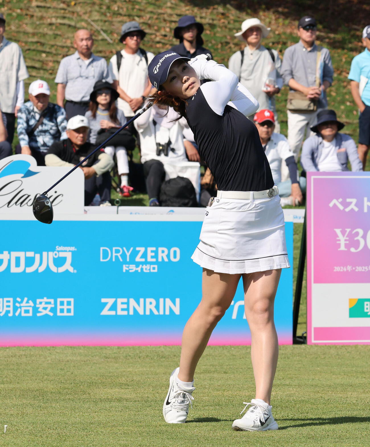 1番　ティーショットを放つ永峰咲希（撮影・梅根麻紀）