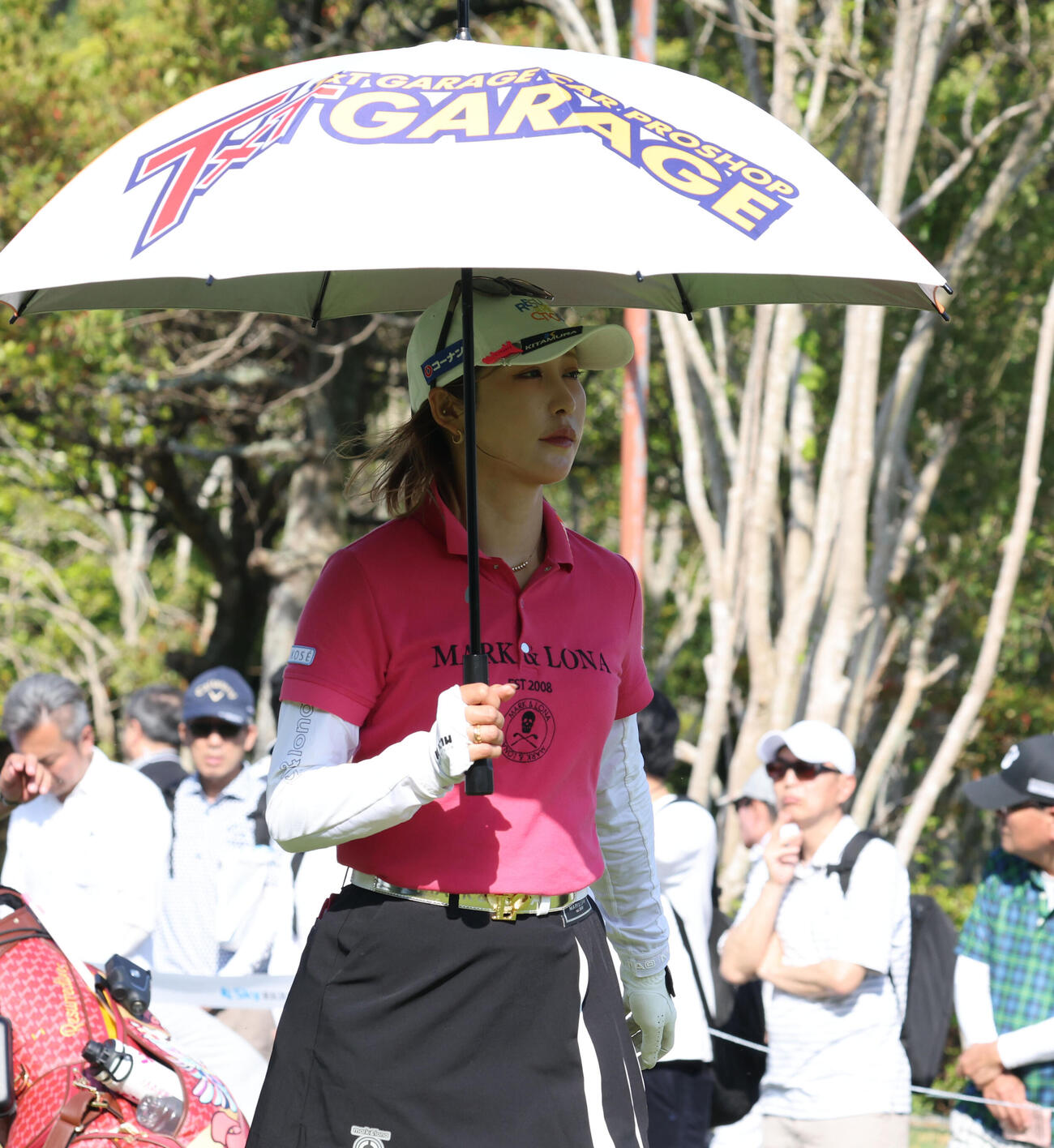 1番　ティーショットを放ち日傘を差してセカンドに向かう金田久美子（撮影・梅根麻紀）