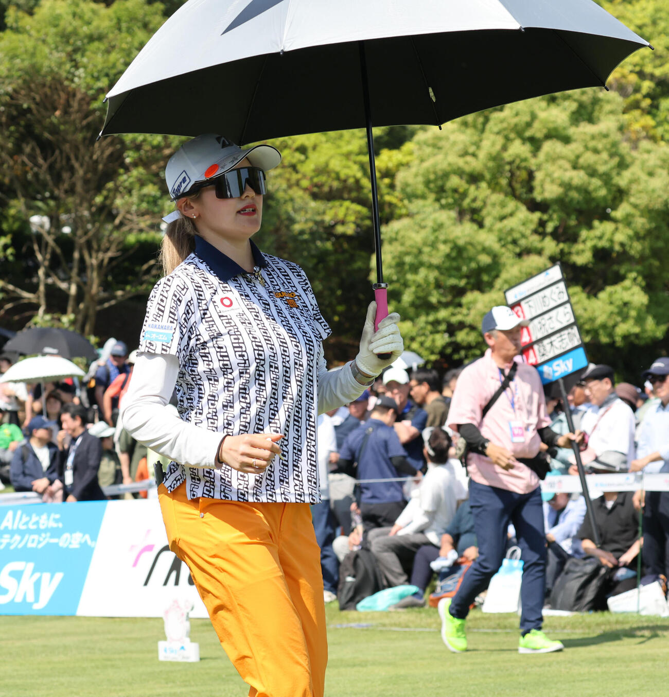 1番　ティーショットを放ちセカンドへ向かう桑木志帆（撮影・梅根麻紀）