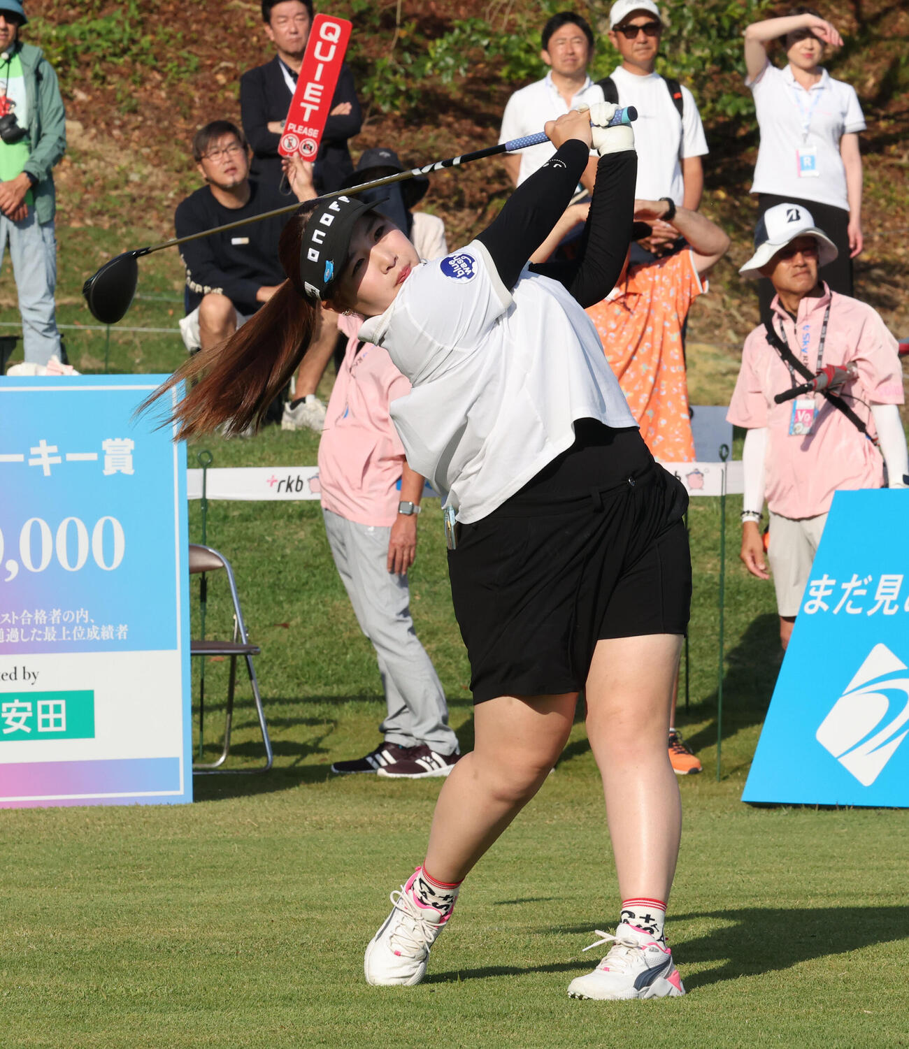1番　ティーショットを放つ小林光希（撮影・梅根麻紀）