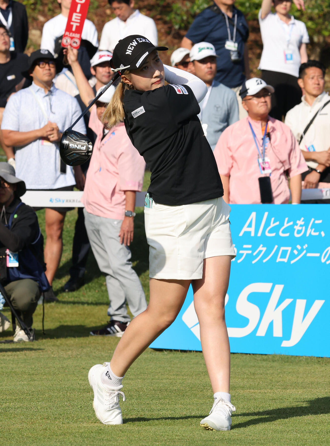 1番　ティーショットを放つ高橋しずく（撮影・梅根麻紀）