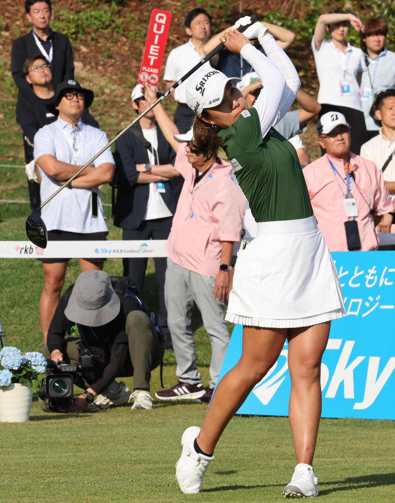 1番　ティーショットを放つ中山三奈（撮影・梅根麻紀）