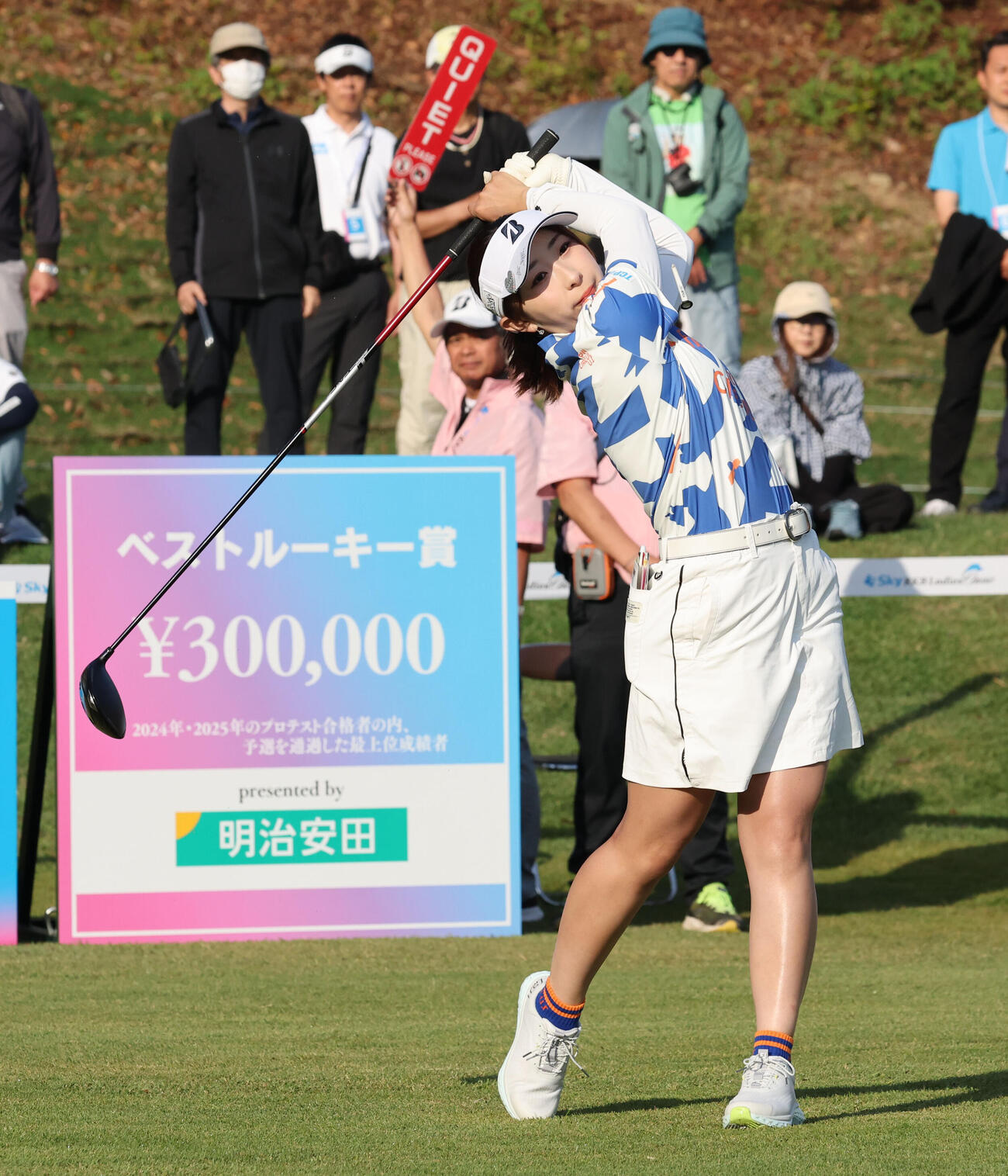1番　ティーショットを放つ佐藤心結（撮影・梅根麻紀）