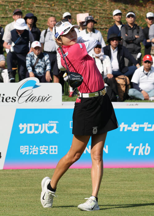 1番　ティーショットを放つ金田久美子（撮影・梅根麻紀）