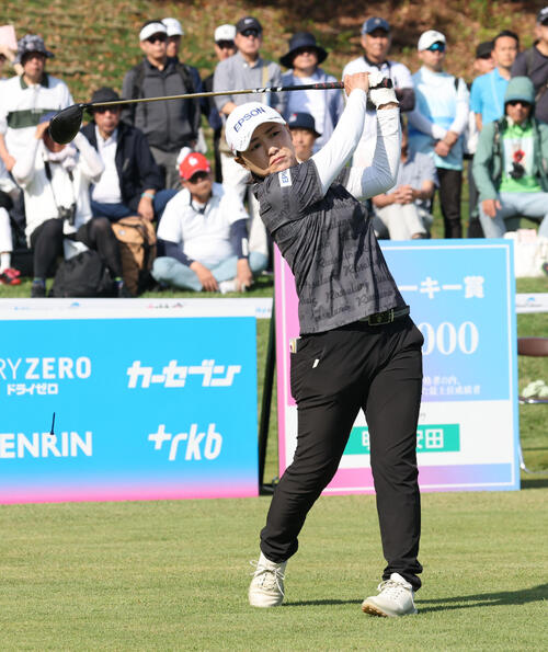 1番　ティーショットを放つ横峯さくら（撮影・梅根麻紀）