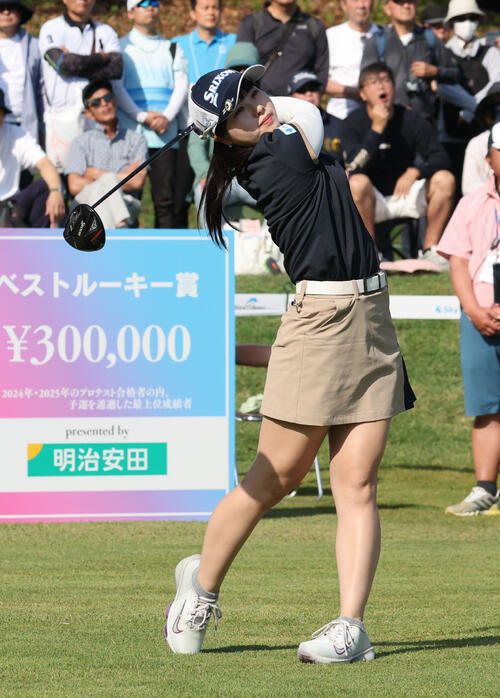 1番　ティーショットを放つ尾関彩美悠（撮影・梅根麻紀）