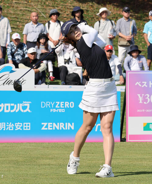 1番　ティーショットを放つ永峰咲希（撮影・梅根麻紀）