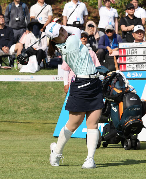 1番　ティーショットを放つ木戸愛（撮影・梅根麻紀）
