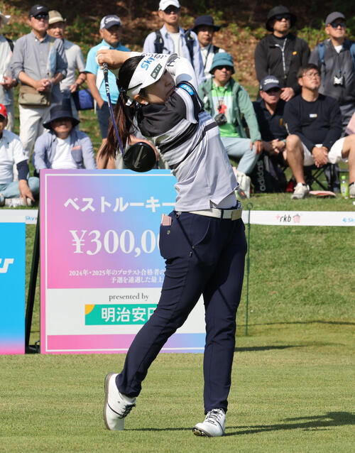 1番　ティーショットを放つ稲見萌寧（撮影・梅根麻紀）