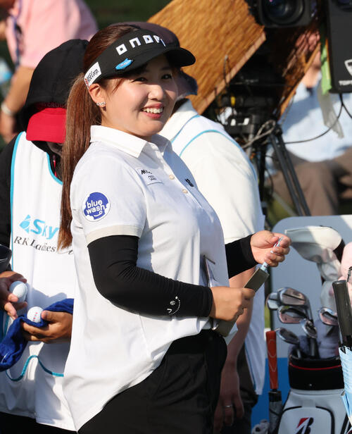 1番　ラウンド前に笑顔を見せる小林光希（撮影・梅根麻紀）