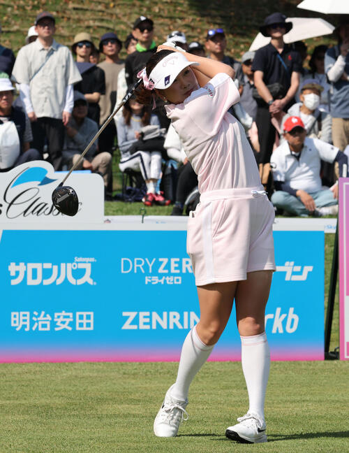 1番　ティーショットを放つ河本結（撮影・梅根麻紀）