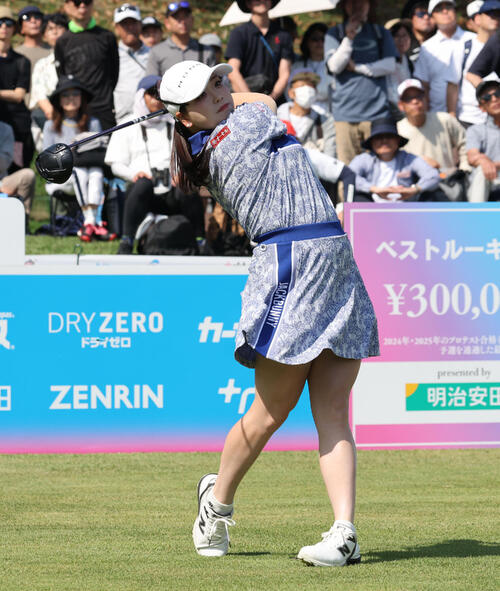 1番　ティーショットを放つ後藤未有（撮影・梅根麻紀）