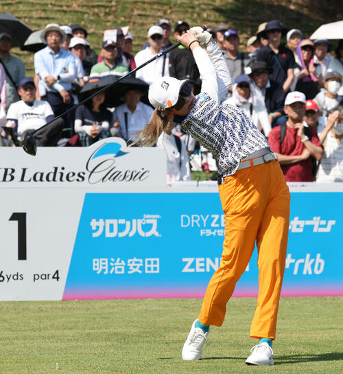 1番　ティーショットを放つ桑木志帆（撮影・梅根麻紀）