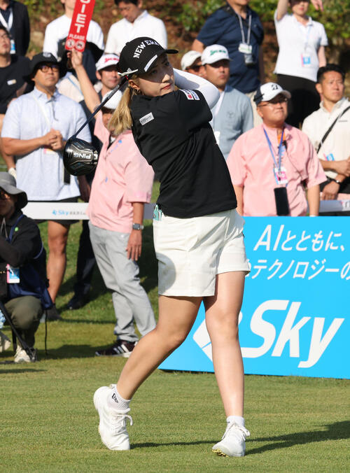 1番　ティーショットを放つ高橋しずく（撮影・梅根麻紀）