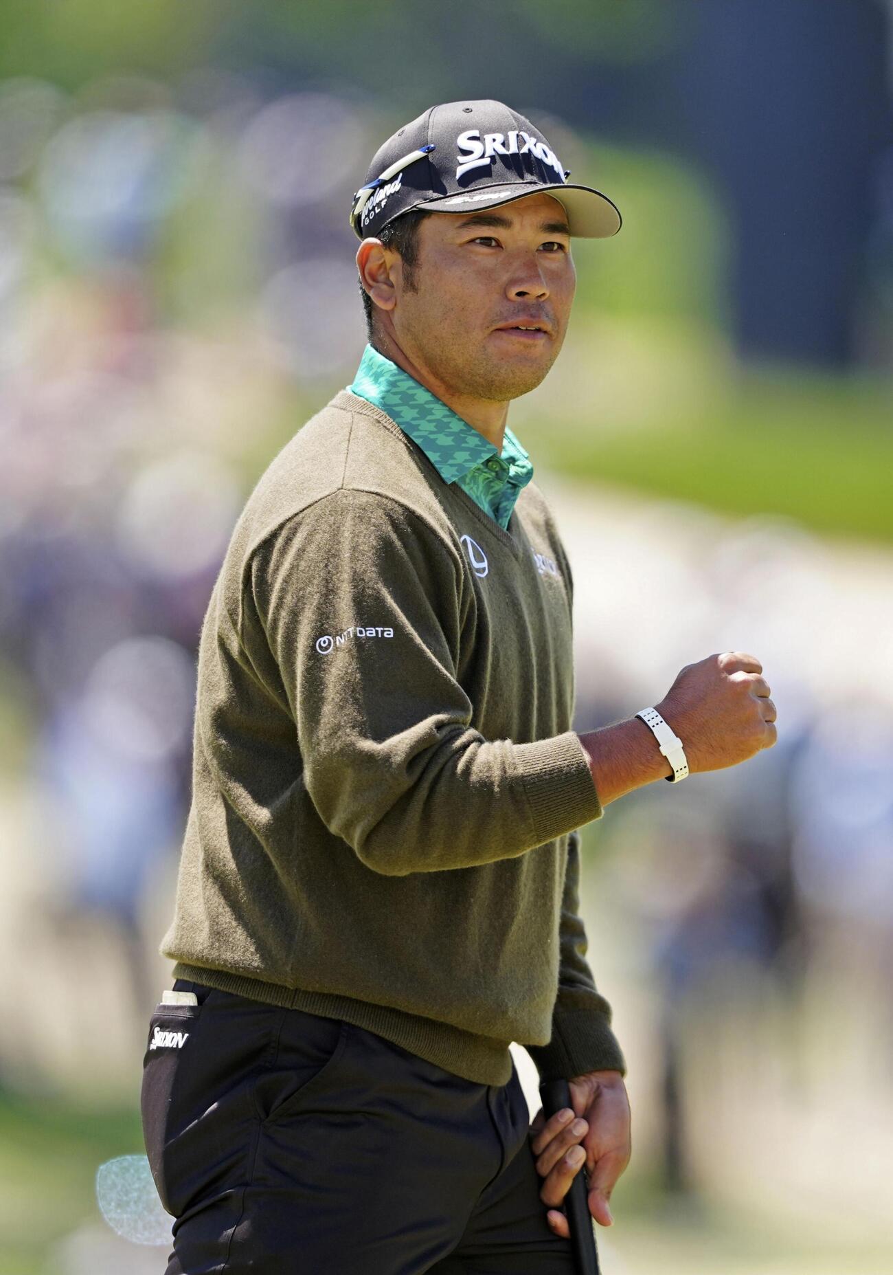 第2ラウンド、7番でバーディーを奪い、ガッツポーズする松山英樹。通算3アンダー＝アロニミンクGC（共同）