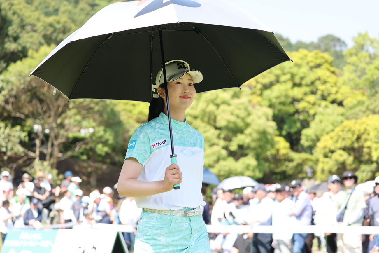 1番　ティーショットを放ちセカンドへ向かう福田萌維（撮影・梅根麻紀）