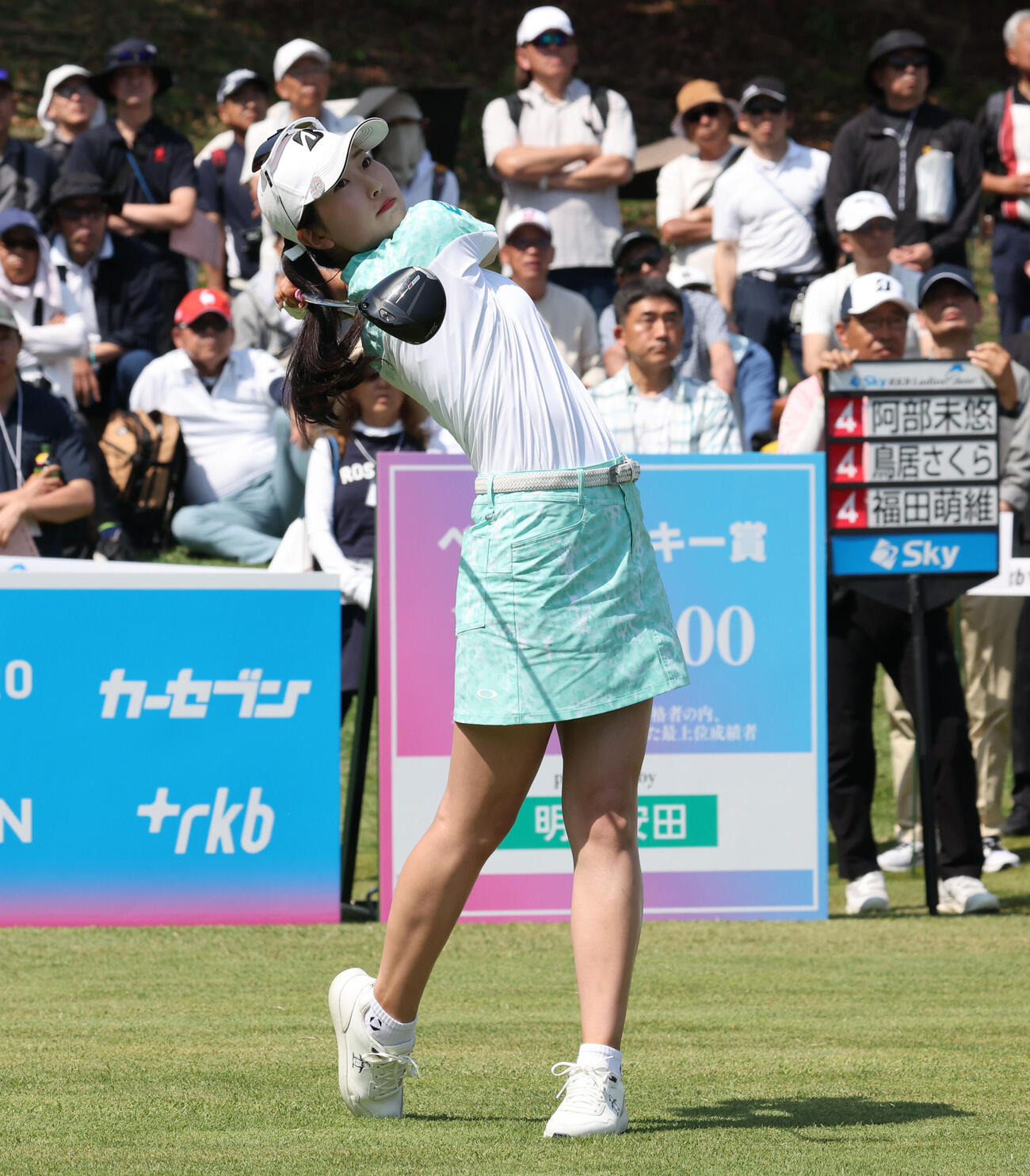 1番　ティーショットを放つ福田萌維（撮影・梅根麻紀）