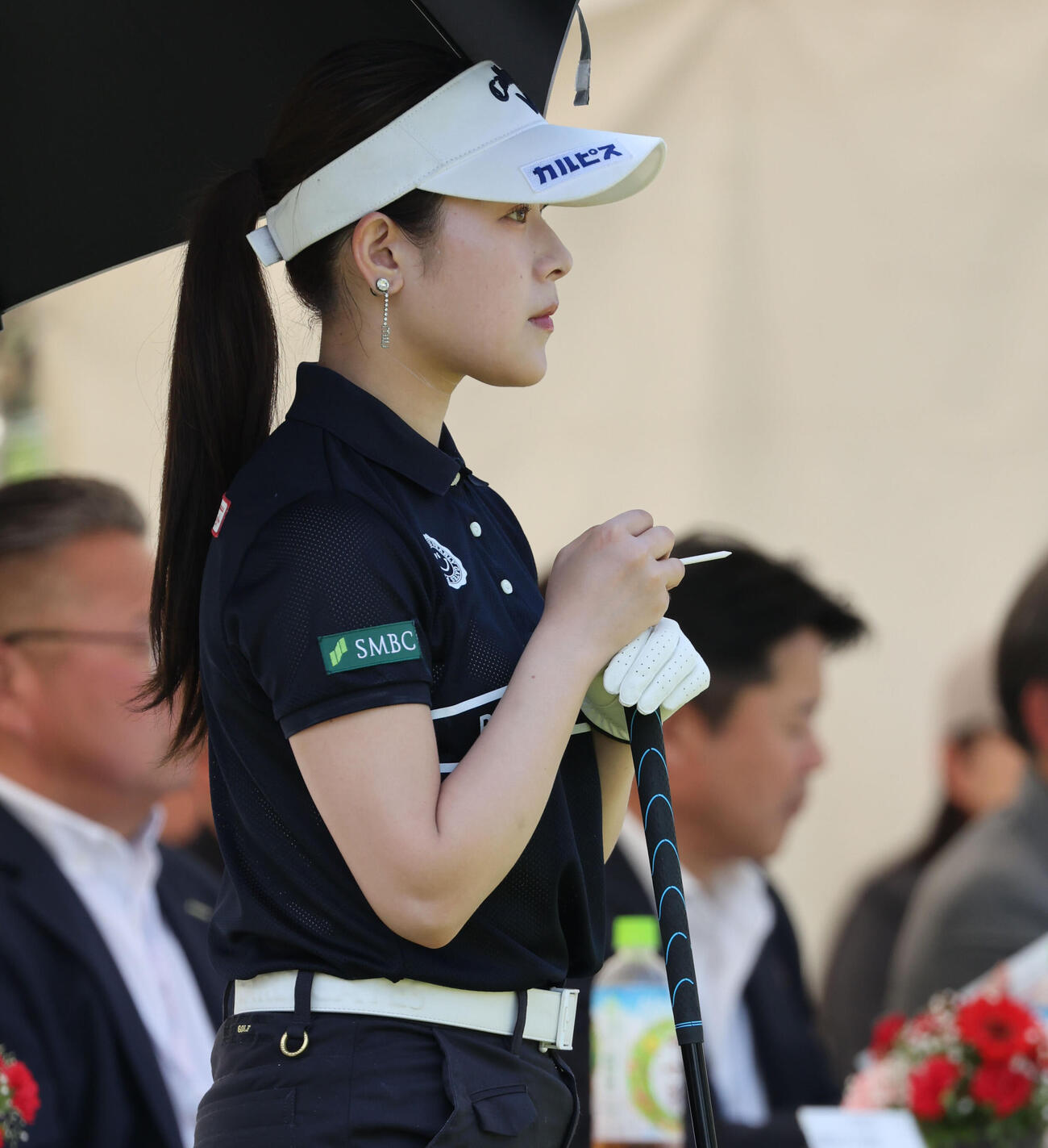 1番　ティーの順番を待つ吉田鈴（撮影・梅根麻紀）