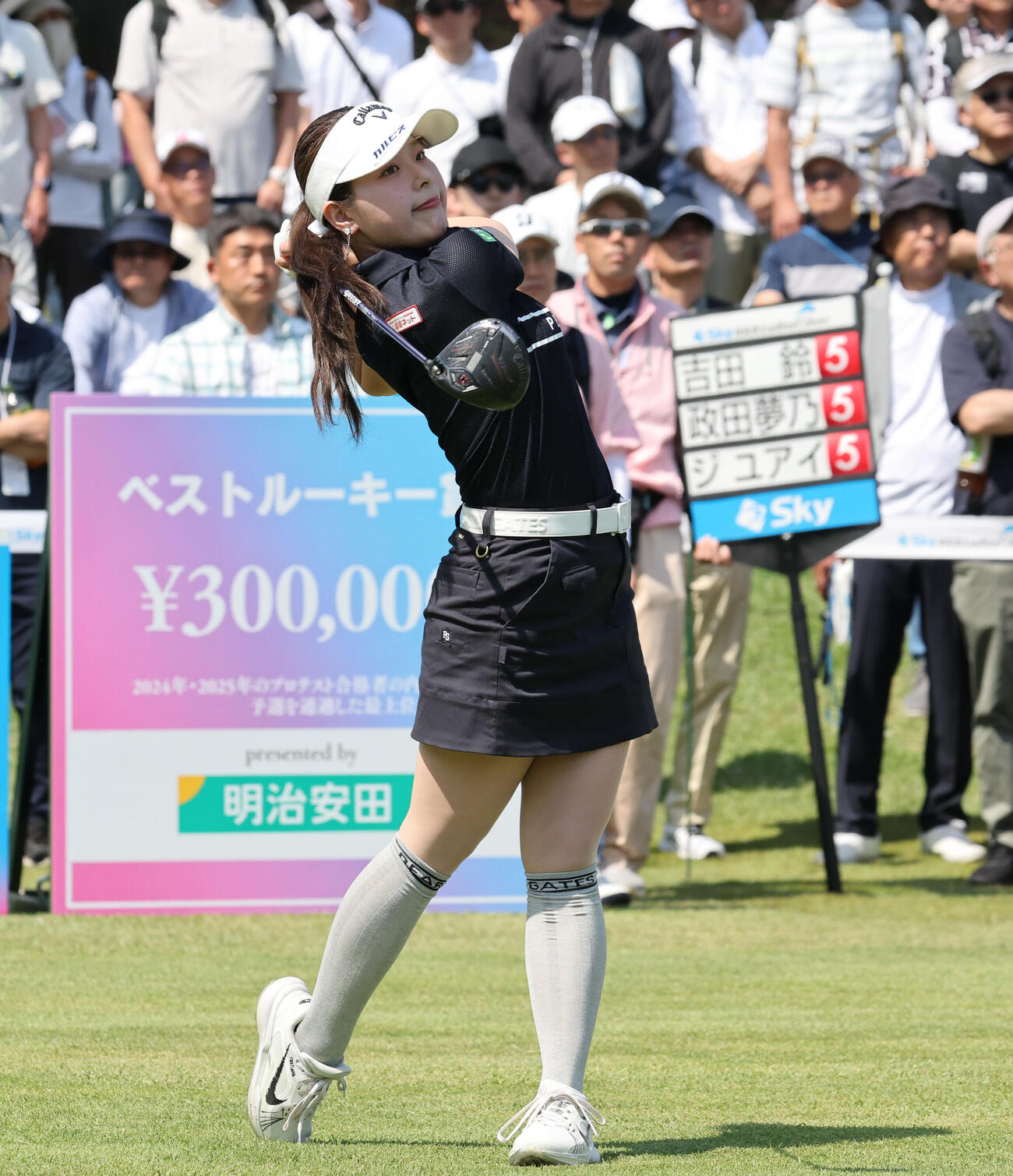 1番　ティーショットを放つ吉田鈴（撮影・梅根麻紀）