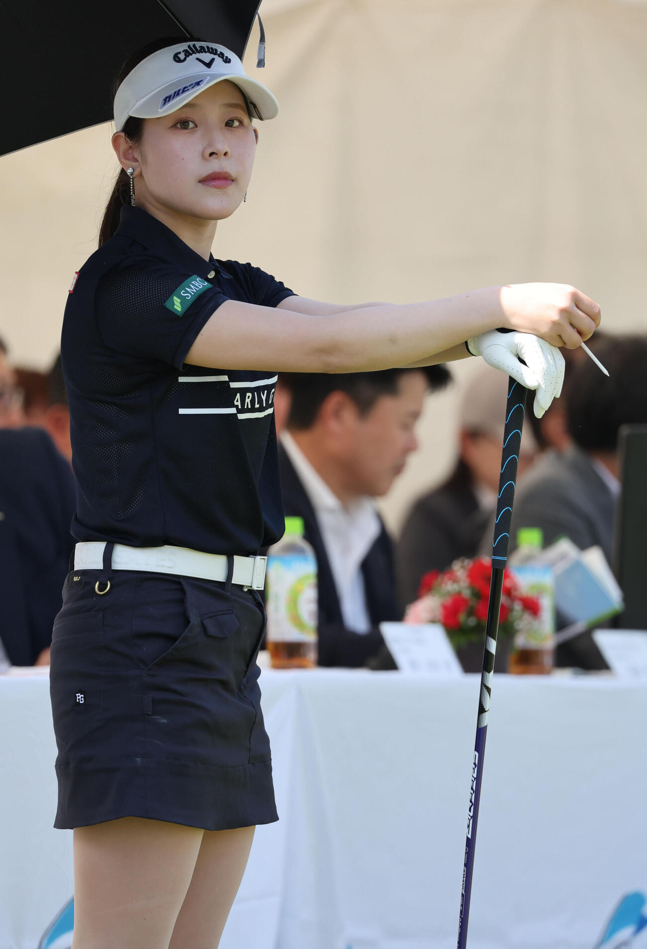 1番　ティーの順番を待つ吉田鈴（撮影・梅根麻紀）