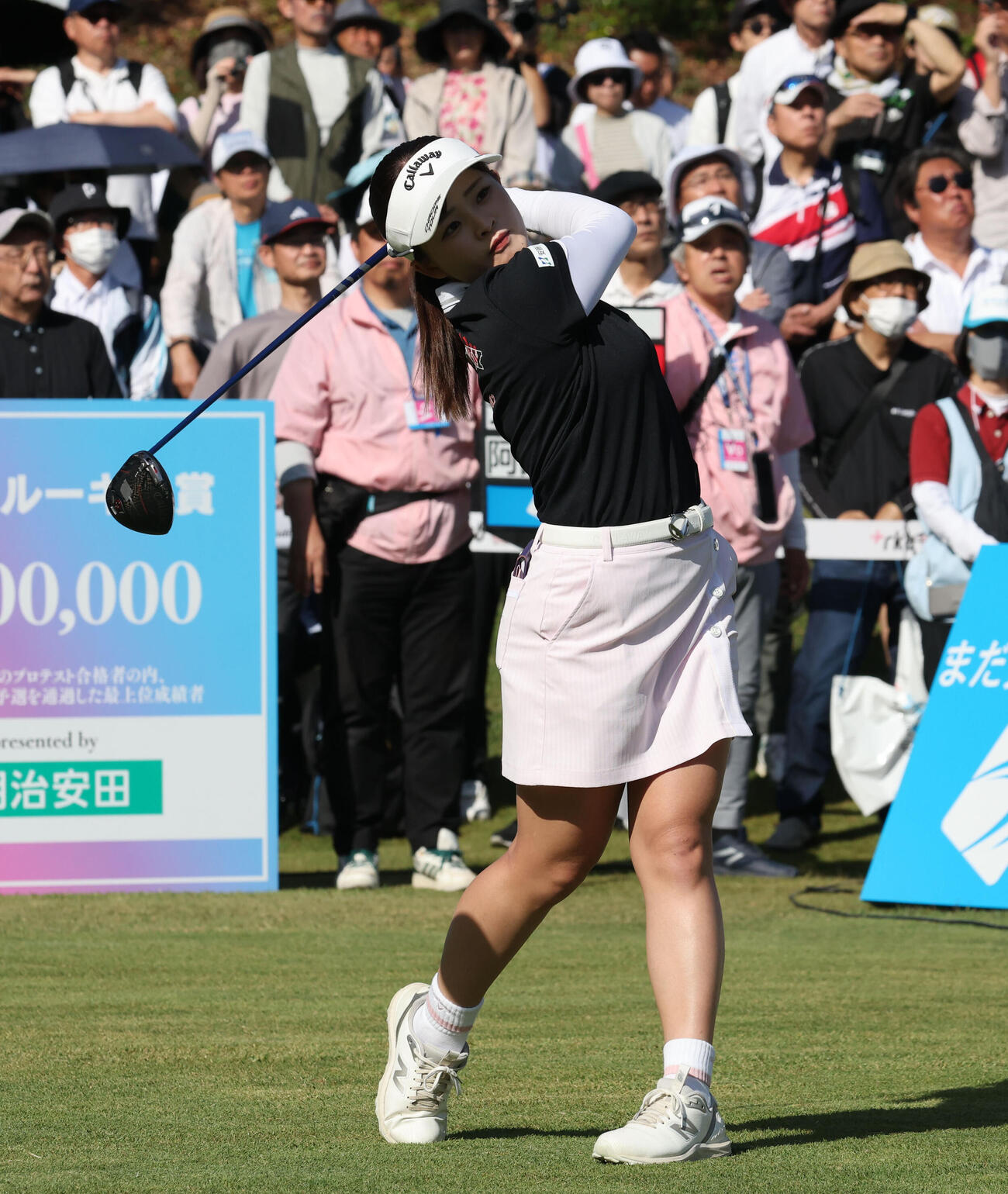 1番、ティーショットを放つ政田夢乃（撮影・梅根麻紀）