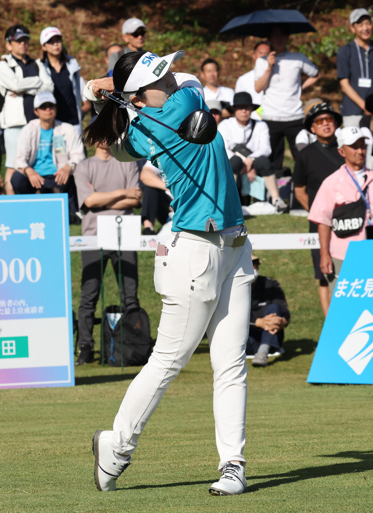 1番、ティーショットを放つ仲宗根澄香（撮影・梅根麻紀）