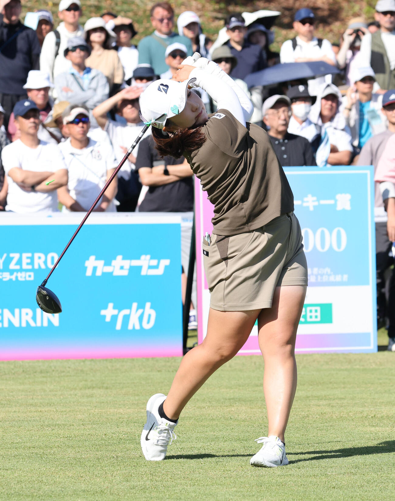 1番、ティーショットを放つ阿部未悠（撮影・梅根麻紀）