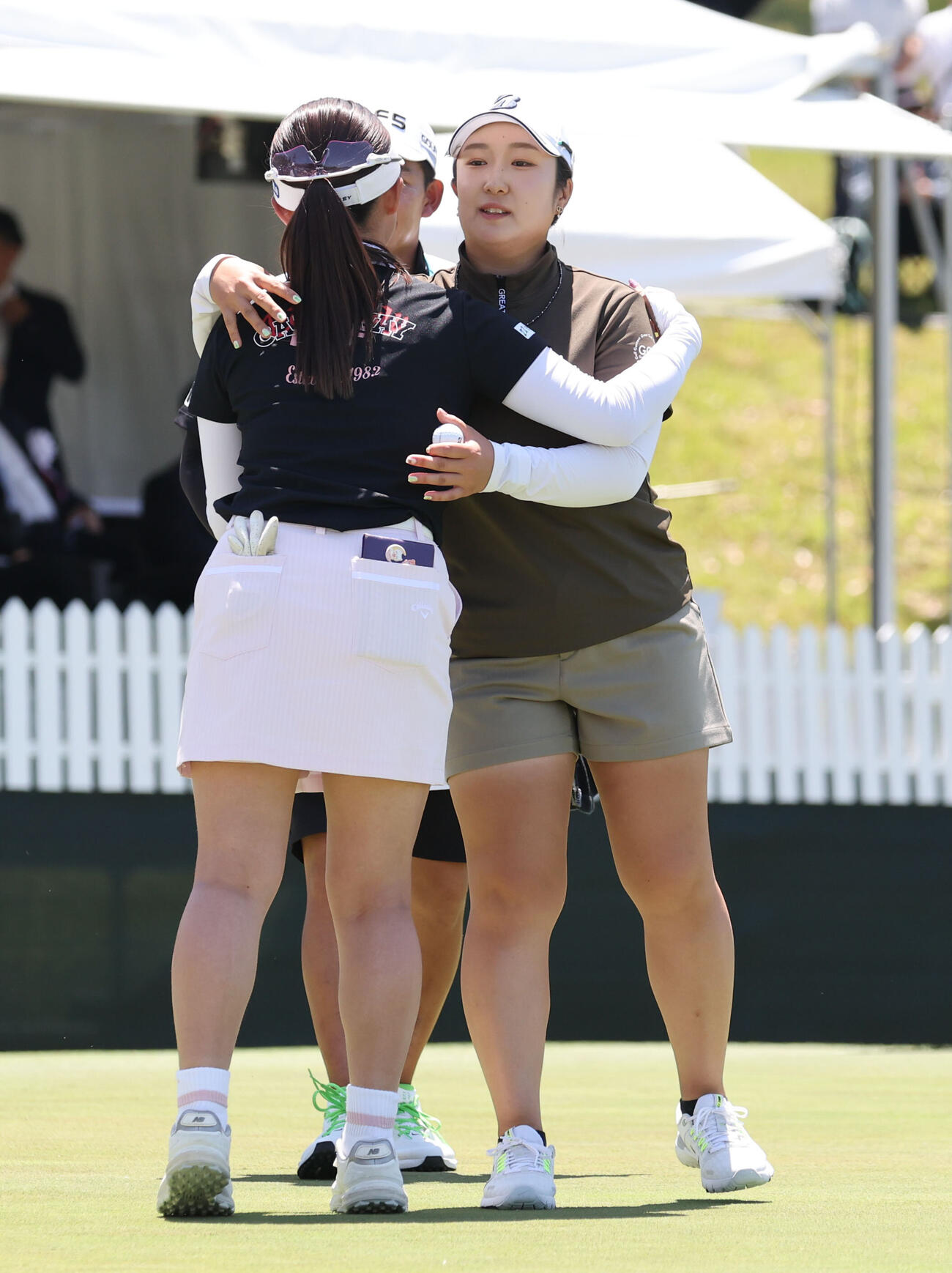 18番　ホールアウトした阿部未悠（右）は政田夢乃と抱き合う（撮影・梅根麻紀）