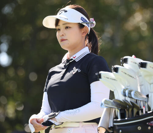 2番、ティーショットを待つ政田夢乃（撮影・梅根麻紀）
