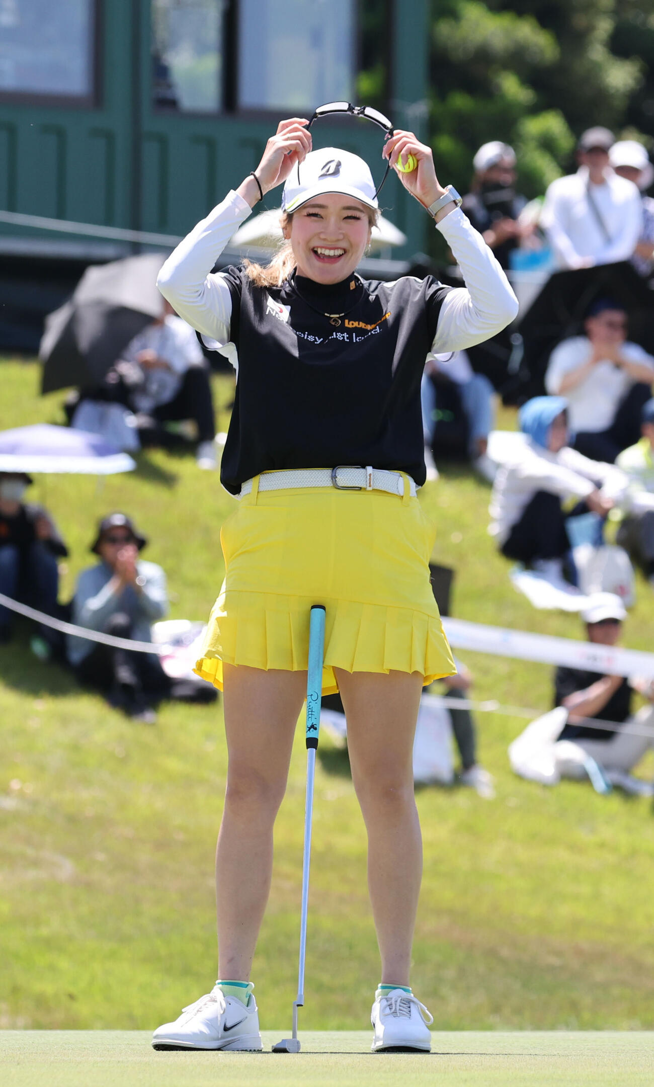 18番　優勝を決めた桑木志帆は笑顔を見せる（撮影・梅根麻紀）