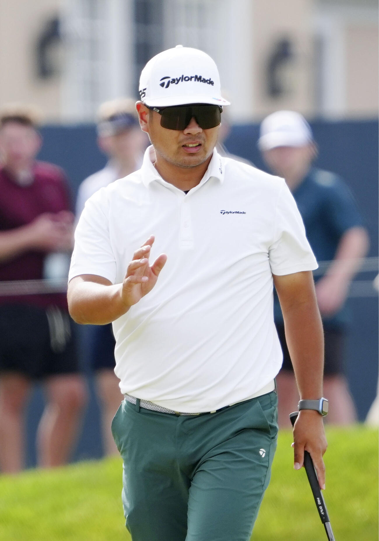 最終ラウンド、1番でバーディーを奪い、拍手に応える久常涼。通算1オーバーで35位＝アロニミンクGC（共同）