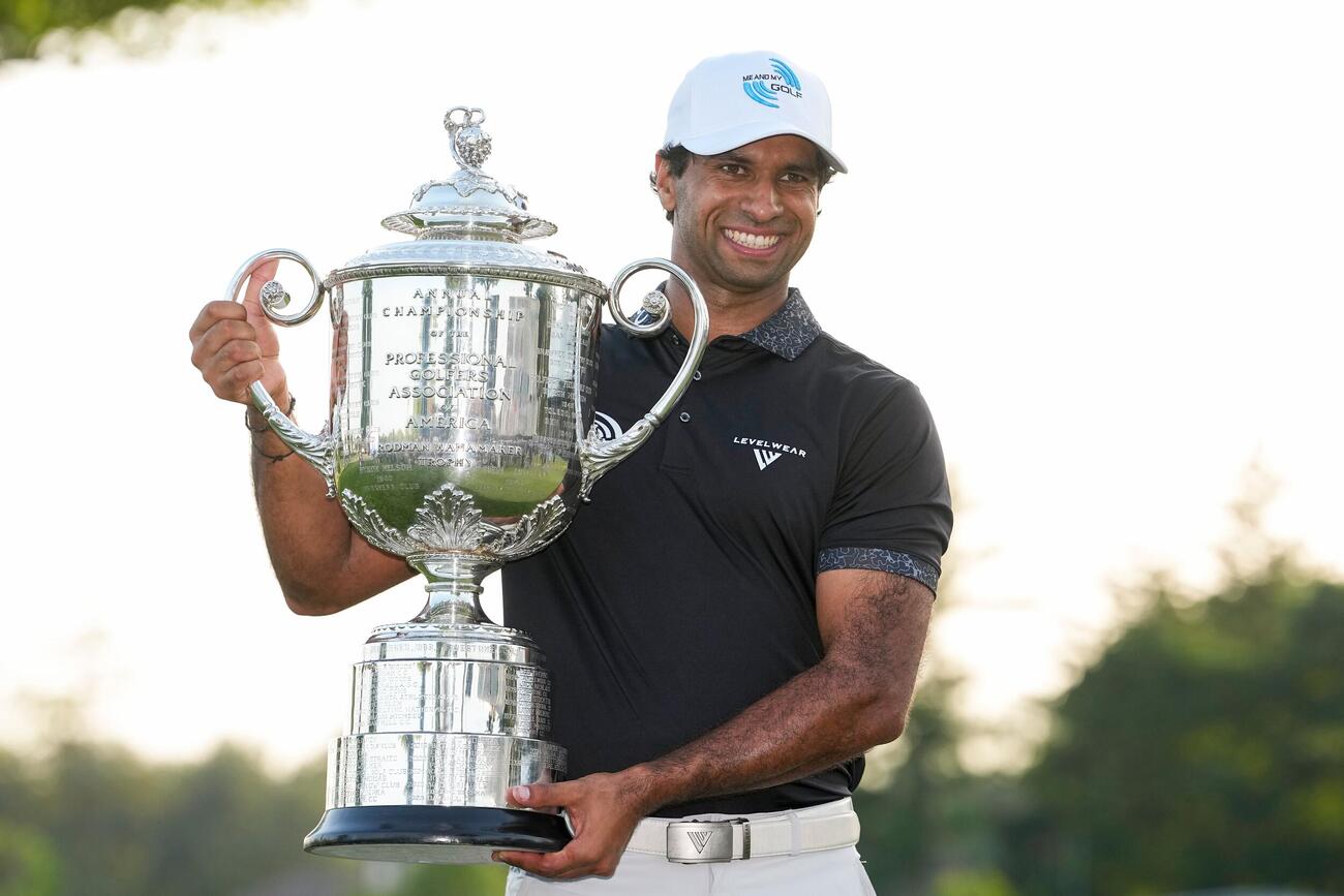 全米プロ選手権で優勝を飾り、トロフィーを持つアーロン・ライ（AP）