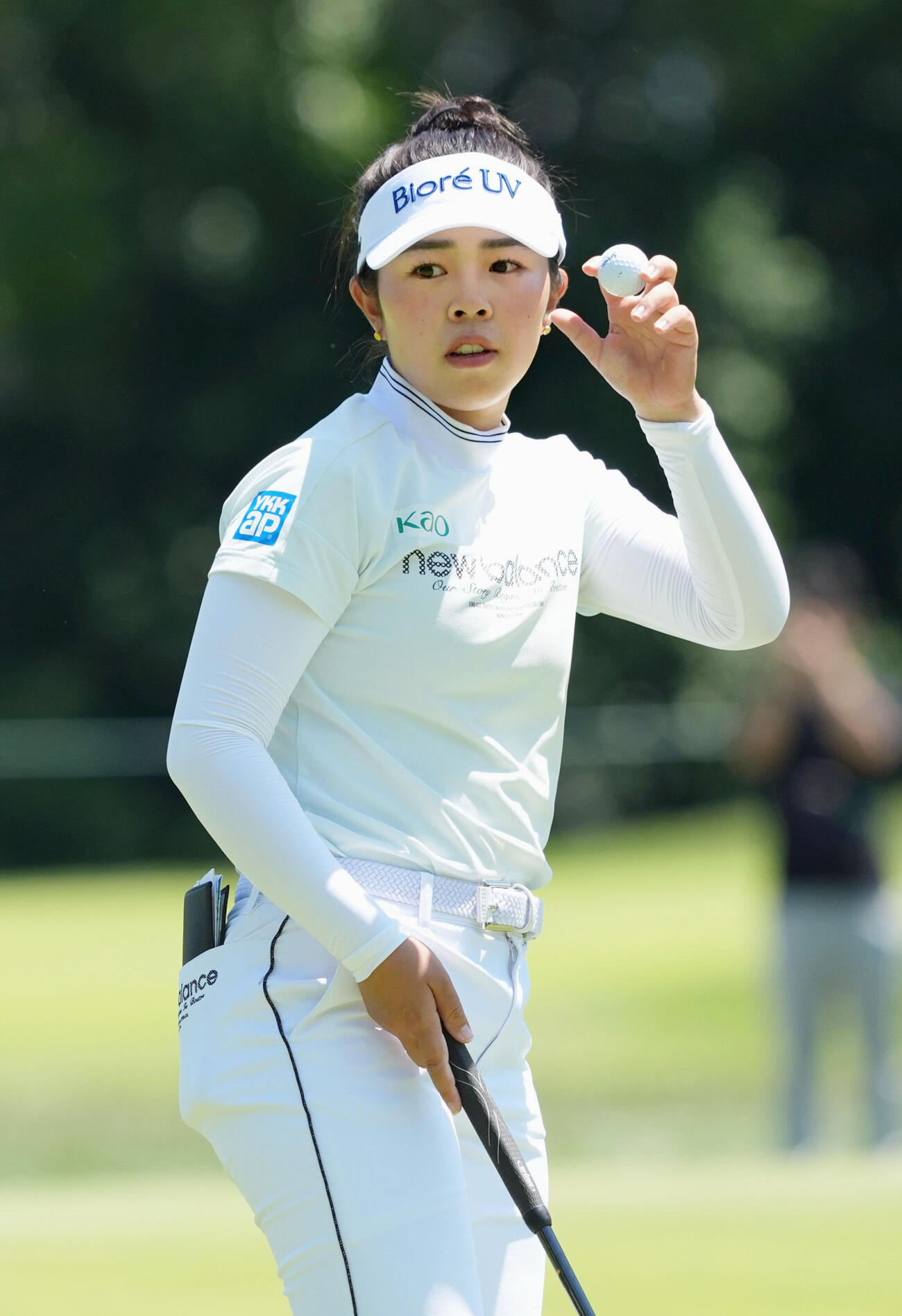 最終ラウンド、7番でイーグルを決め、拍手に応える山下美夢有。通算9アンダーで3位＝マケテワCC（共同）