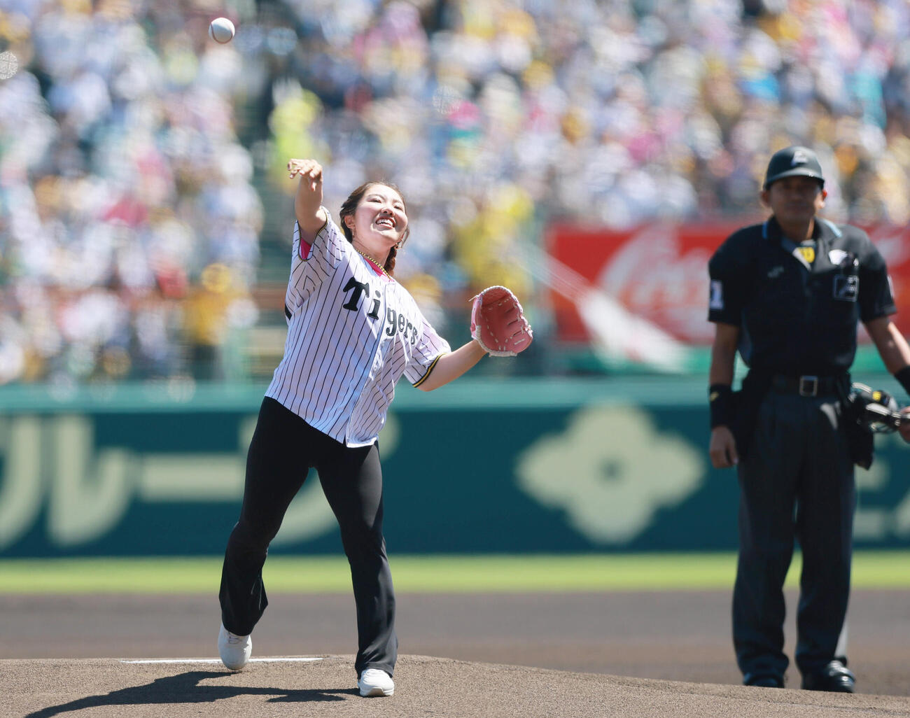 阪神対広島　始球式で投球する古江彩佳（撮影・上山淳一）