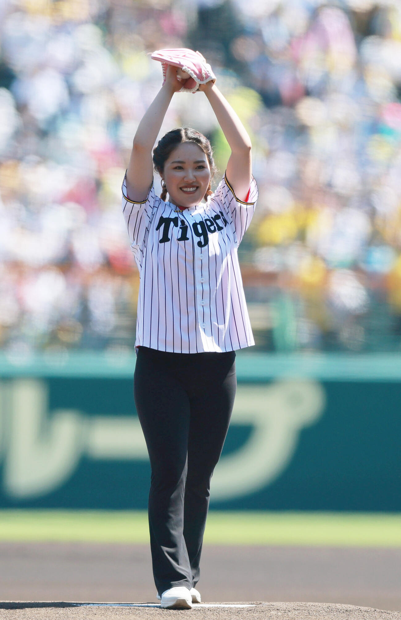 2026年5月17日、阪神対広島の始球式で投球する古江彩佳（撮影・上山淳一）