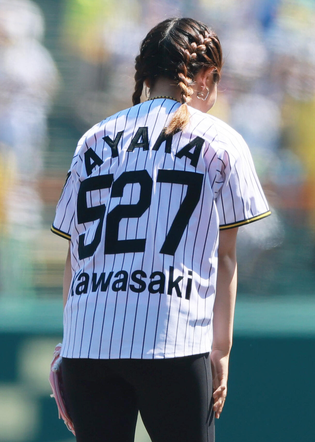 阪神対広島　始球式で投球した古江彩佳（撮影・上山淳一）