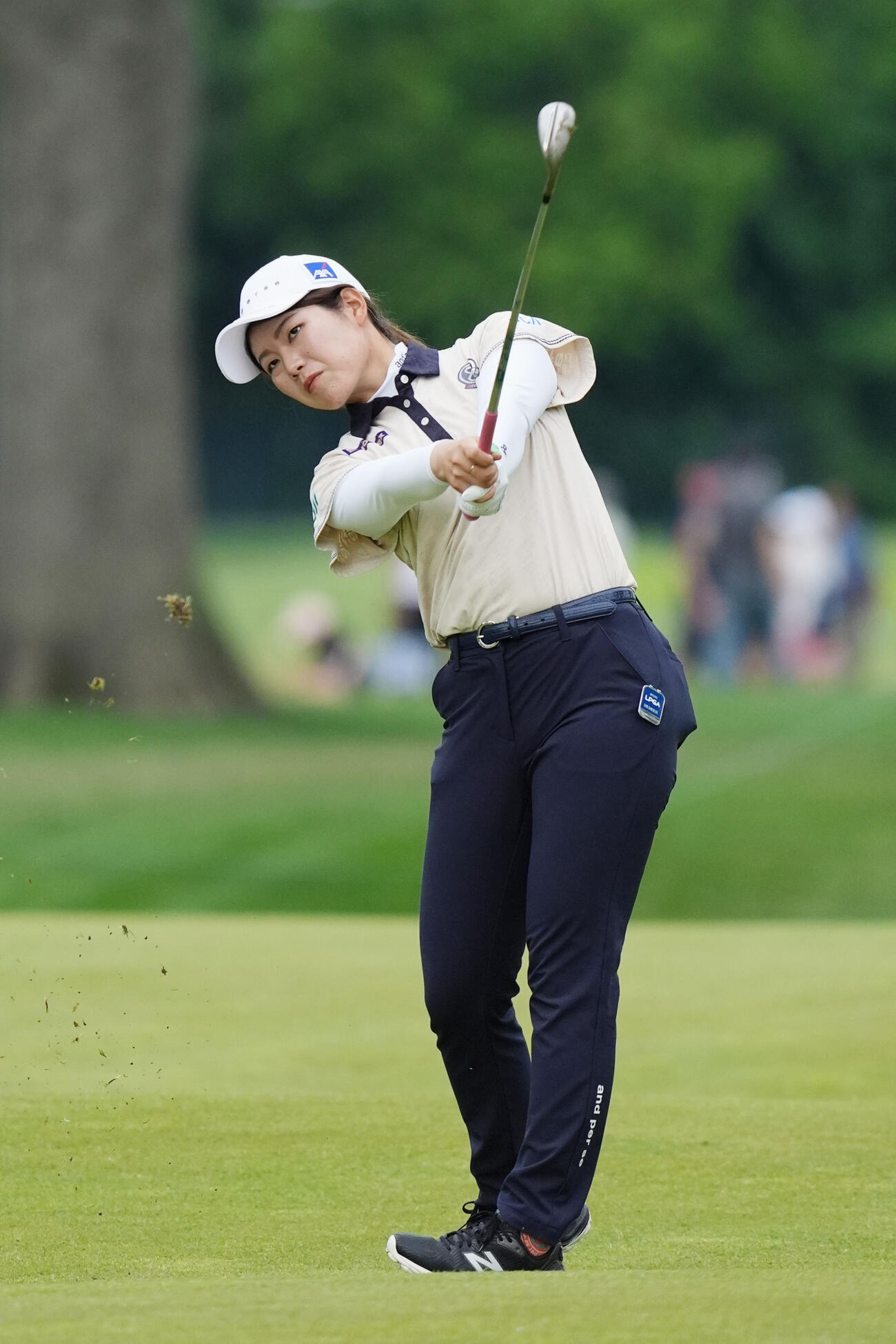 最終ラウンド、7番でショットを放つ桜井心那。通算3オーバーで54位（共同）