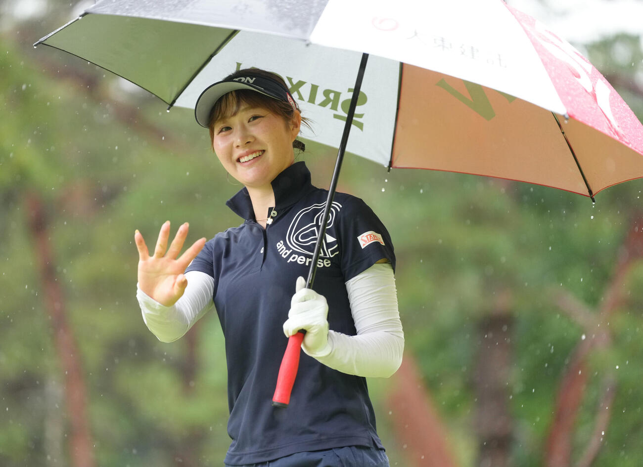 ブリヂストンレディスオープン第1日　雨の中、笑顔を見せる都玲華（撮影・足立雅史）