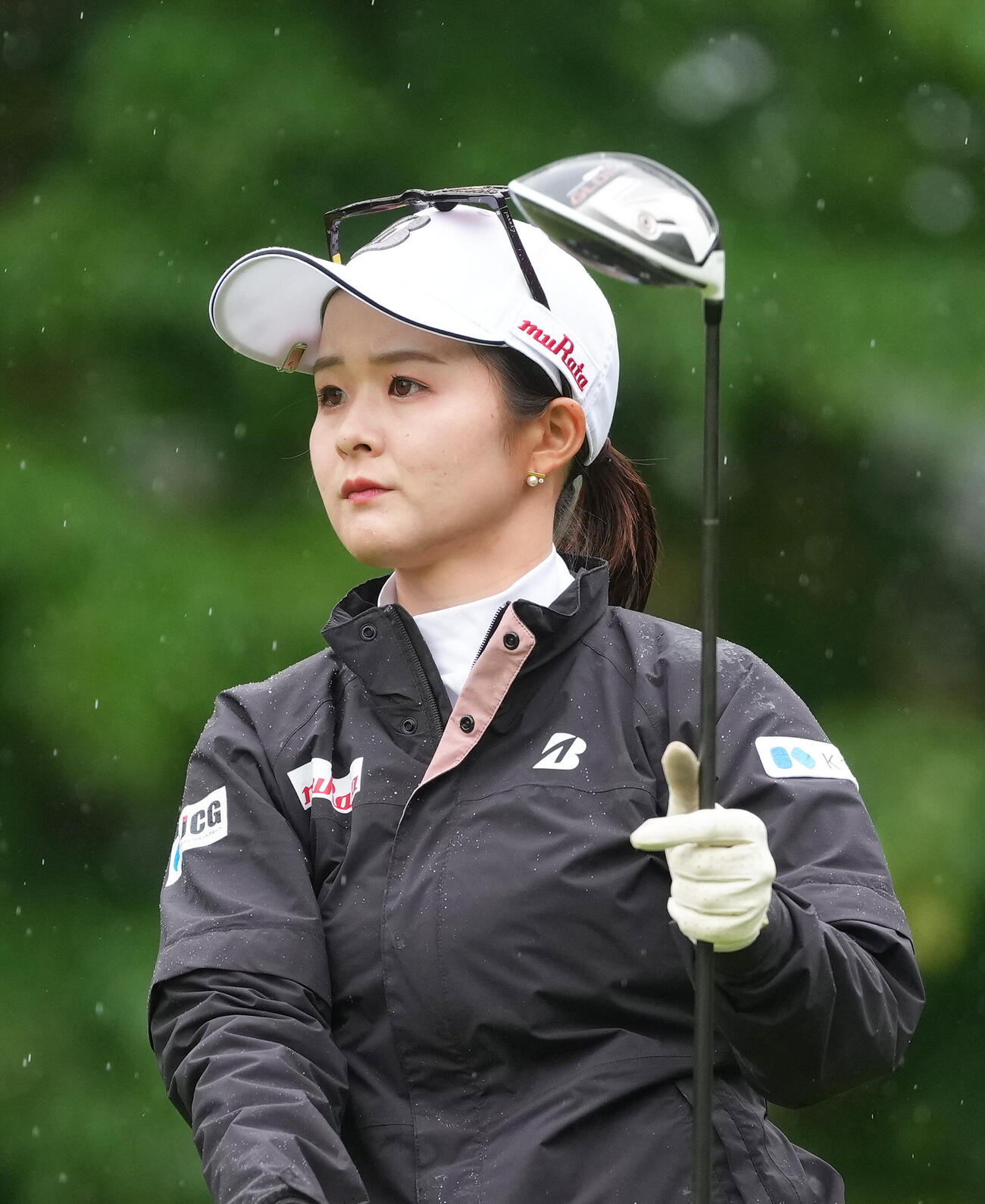 ブリヂストンレディスオープン第1日　9番、ティーショットを放つ川崎春花（撮影・足立雅史）