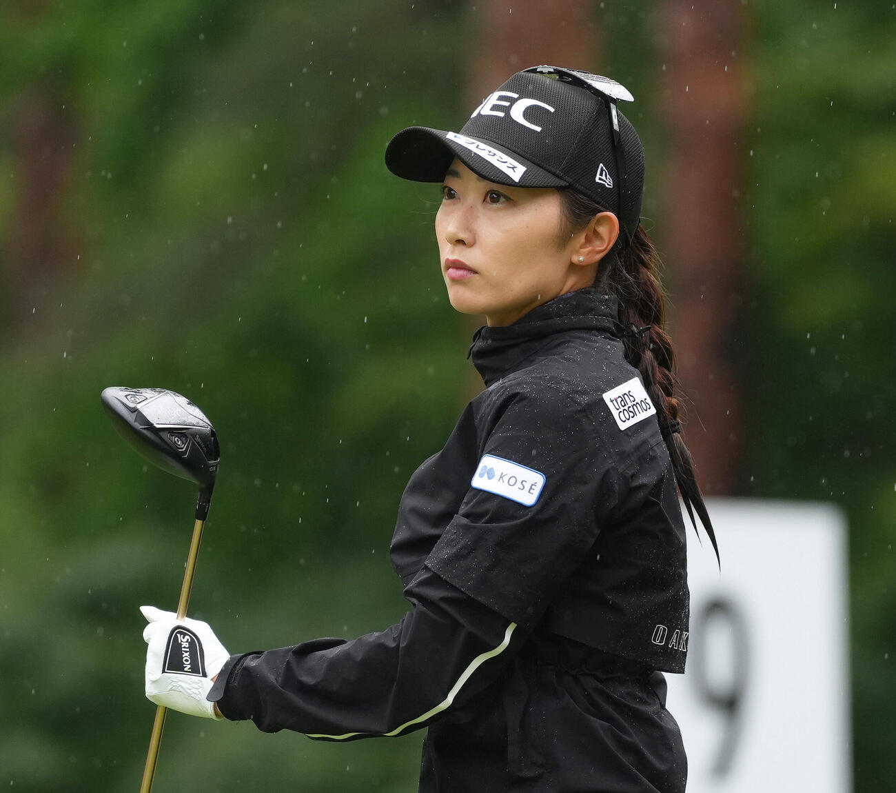 ブリヂストンレディスオープン第1日　9番、ティーショットを放つ安田祐香（撮影・足立雅史）