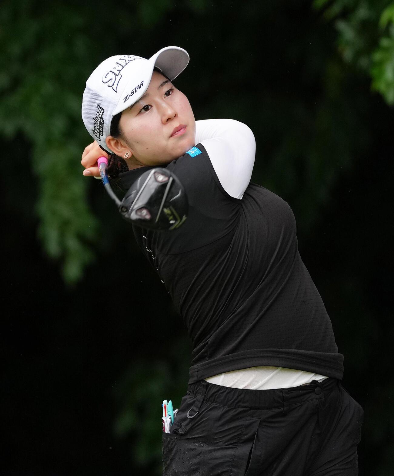 ブリヂストンレディスオープン第1日　11番、ティーショットを放つ藤本愛菜（撮影・足立雅史）＝2026年5月21日