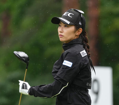 ブリヂストンレディスオープン第1日 9番、ティーショットを放つ安田祐香(撮影・足立雅史)