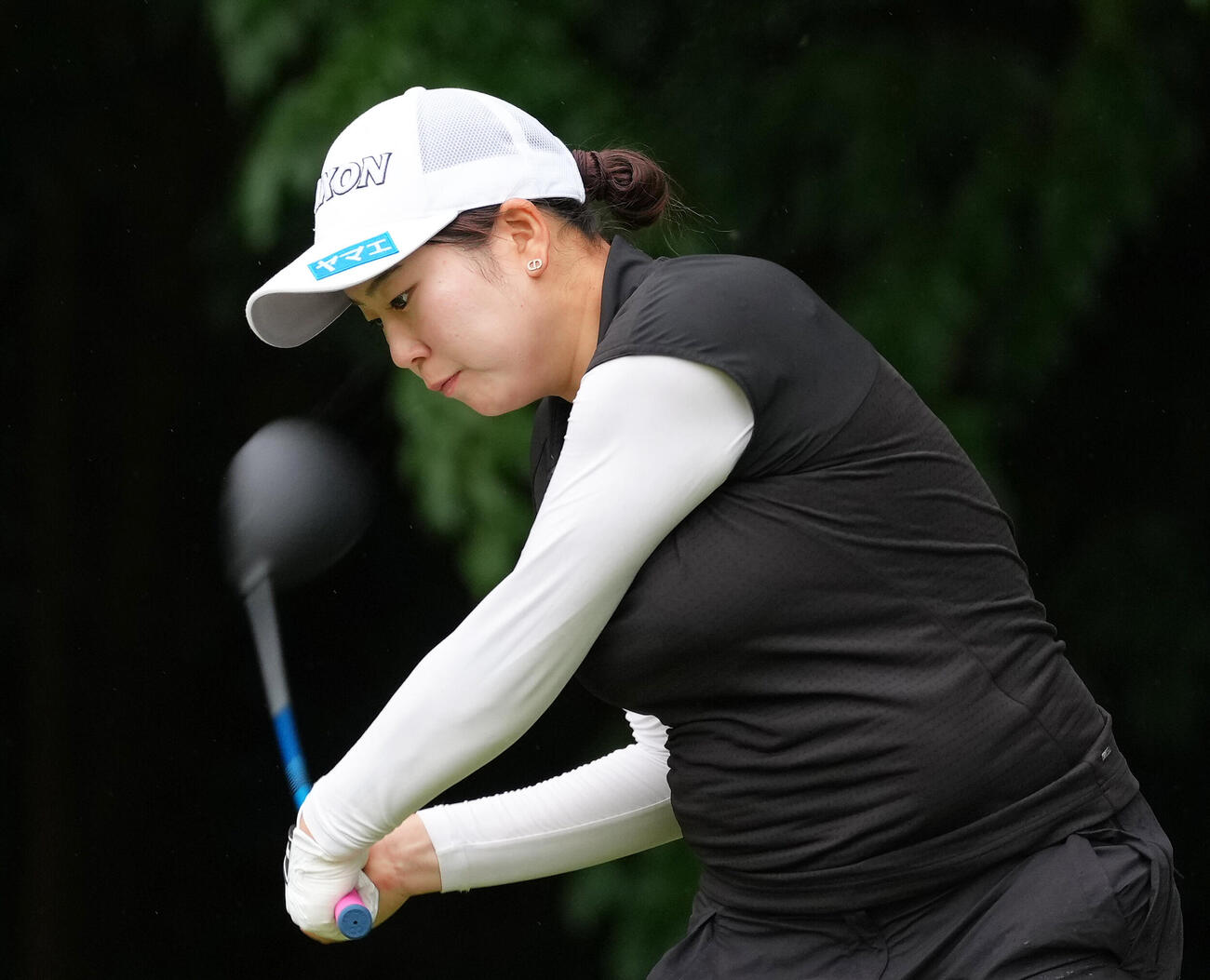 ブリヂストンレディスオープン第1日　11番、ティーショットを放つ藤本愛菜（撮影・足立雅史）