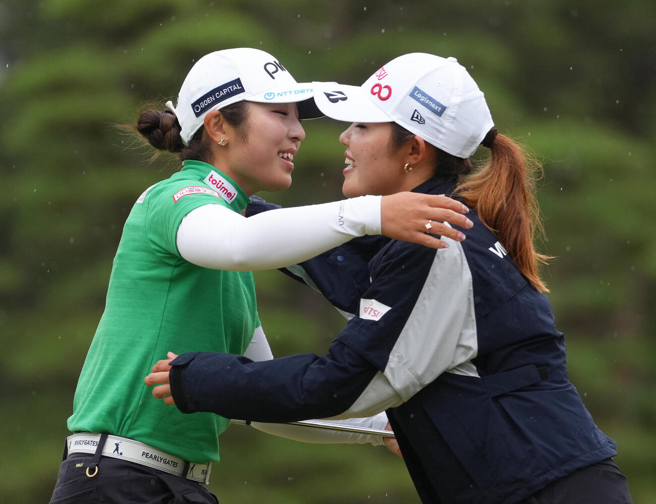 第1日を終え抱き合う佐久間朱莉（左）と古江彩佳（撮影・足立雅史）