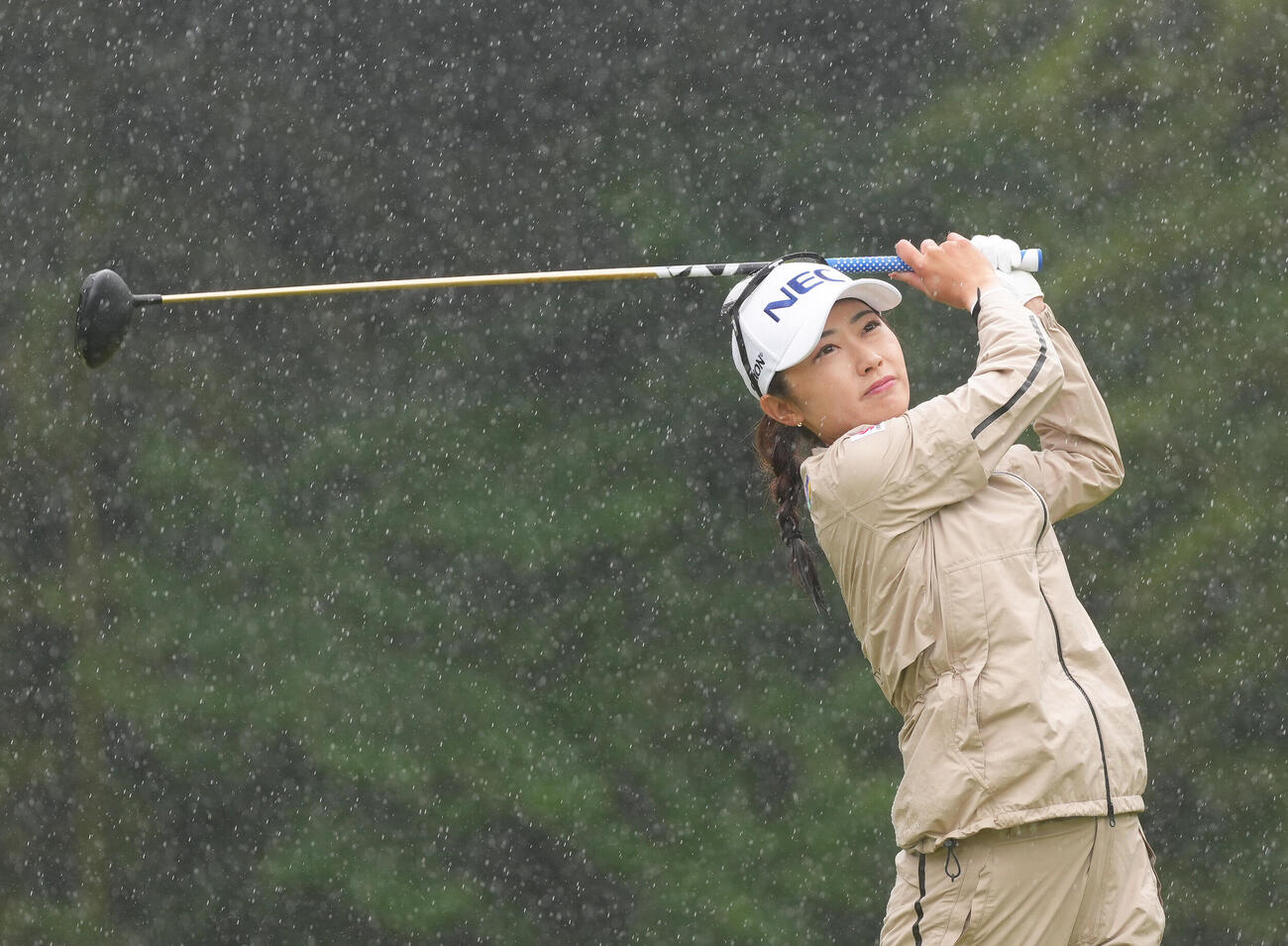 13番、ティーショットを放つ安田祐香（撮影・足立雅史）
