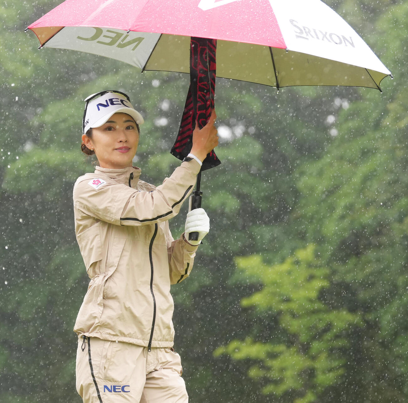 かさを手に笑顔を見せる安田祐香（撮影・足立雅史）